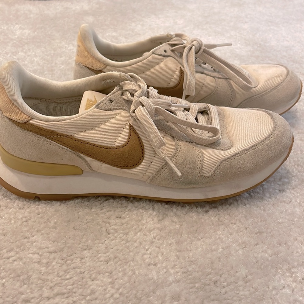 Cream Nike internationalist